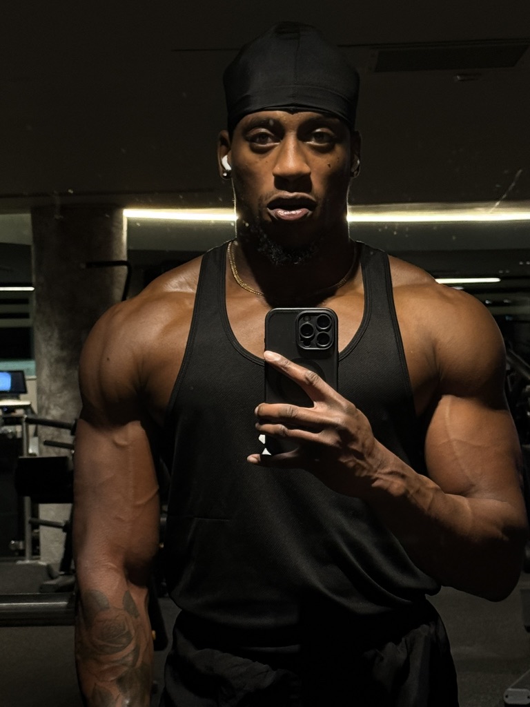 D’André taking a mirror photograph at the gym