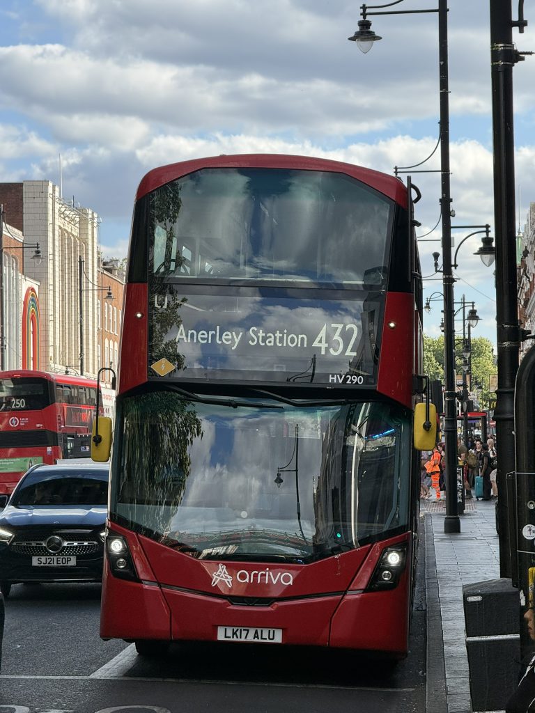 London bus on route 432